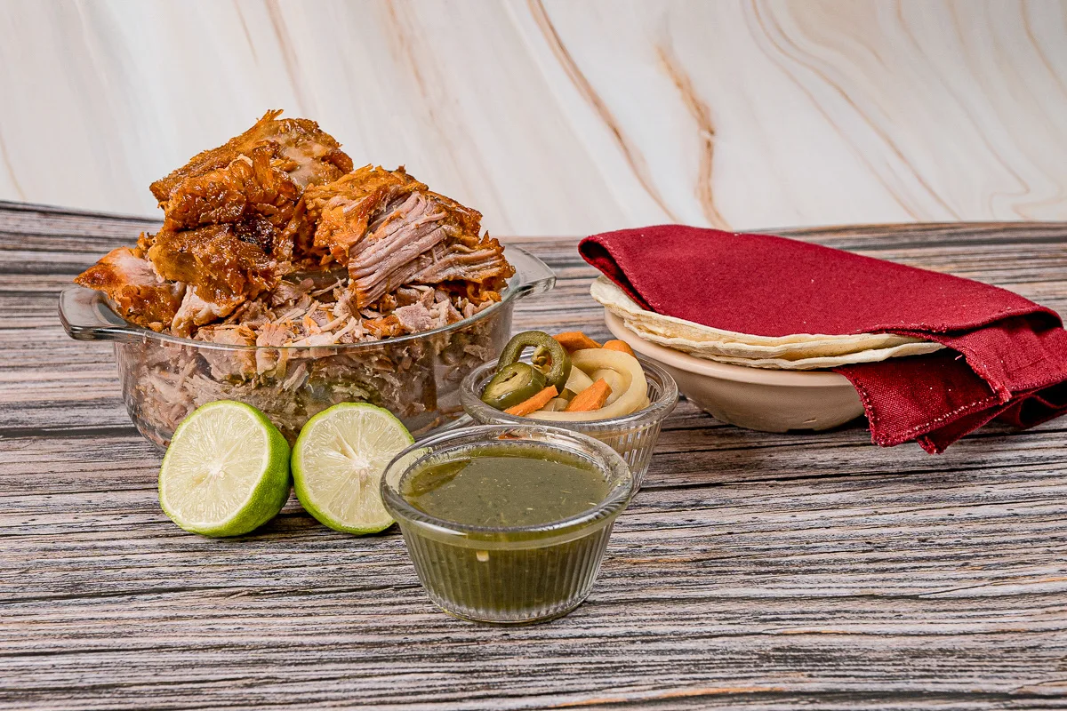 Carnitas michoacanas por kilo servidas en charola, Los Prado Monterrey